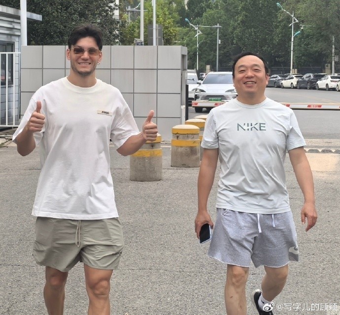 记者：萨尔瓦多受伤部位淤血严重，预计要两周后才能做复位手术