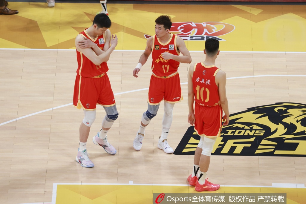 媒体人：这个系列赛会打很多场 很不希望伤病影响这个系列赛