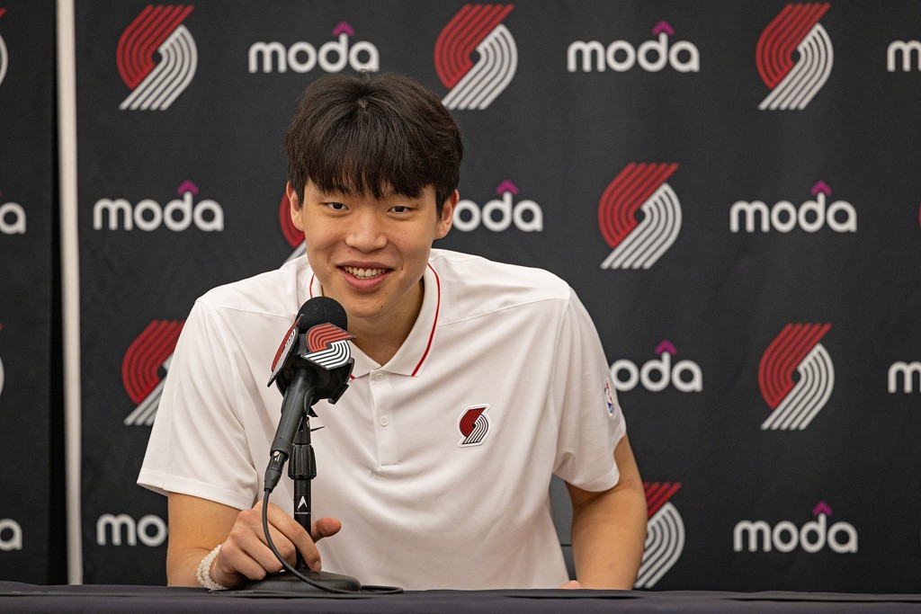 杨瀚森回来打亚洲杯？媒体人：整体战略上 解决归化的问题更现实